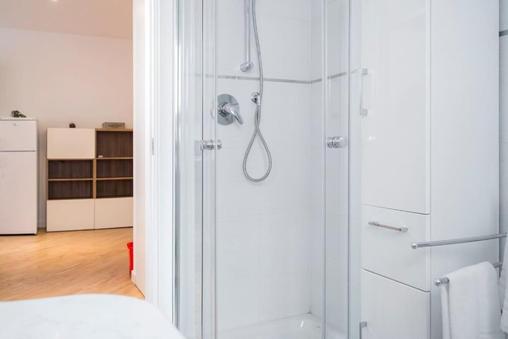 B&B Gocciadoro 26 Nuovo, Climatizzato, Zona Ospedale, Posto Auto Trento Bagian luar foto