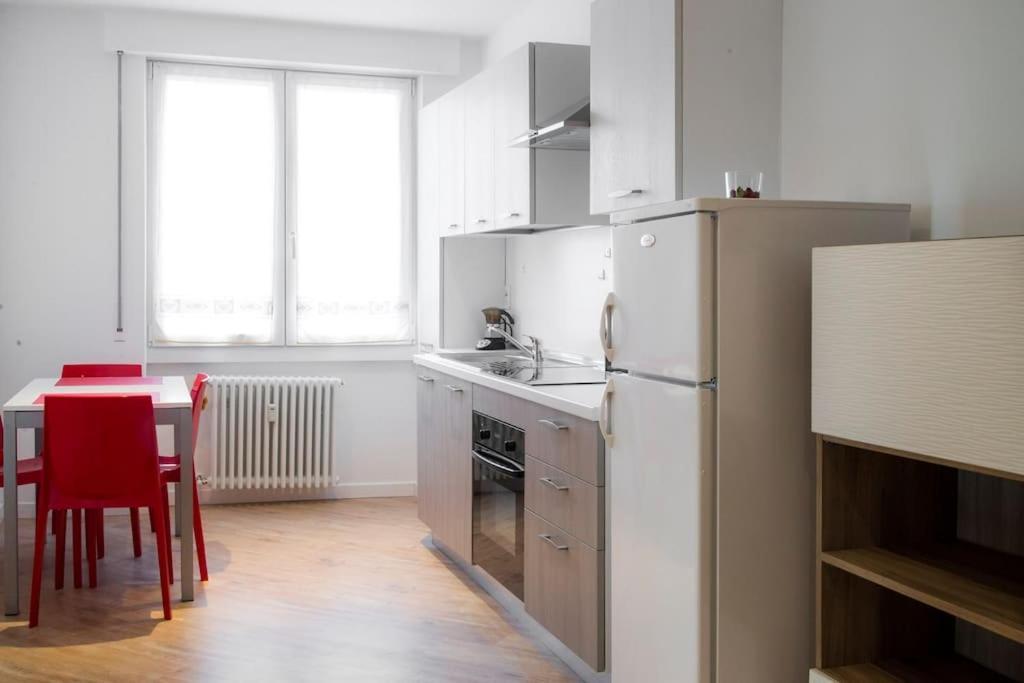 B&B Gocciadoro 26 Nuovo, Climatizzato, Zona Ospedale, Posto Auto Trento Bagian luar foto